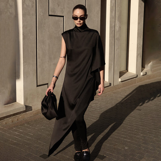 Damen Elegantes asymmetrisches Kleid mit hohem Kragen und seitlichem Schwung EB