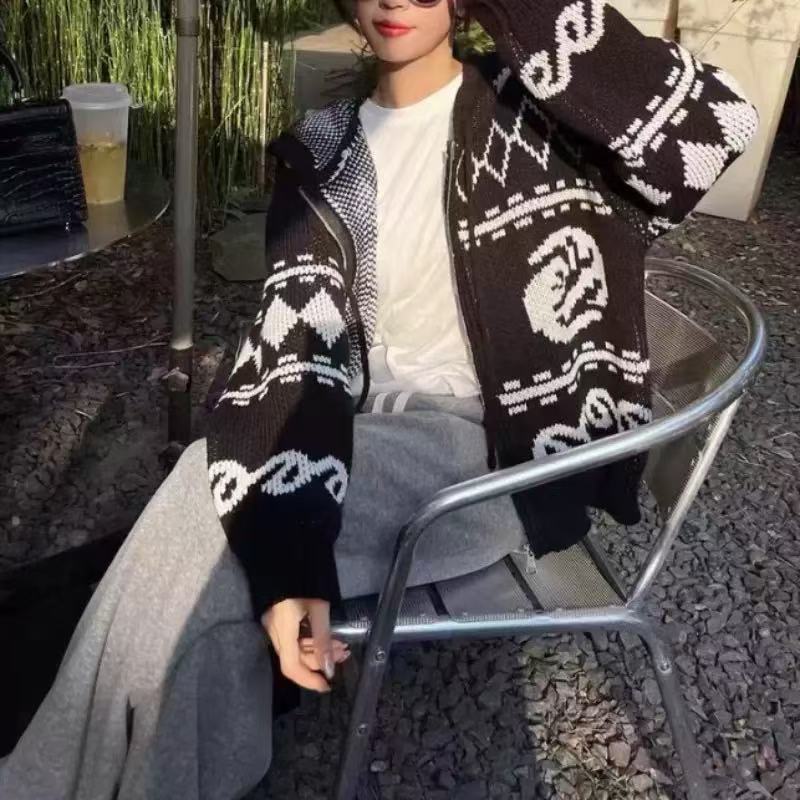 Damenmodische Strickjacke mit grafischem Muster und Kapuze EB