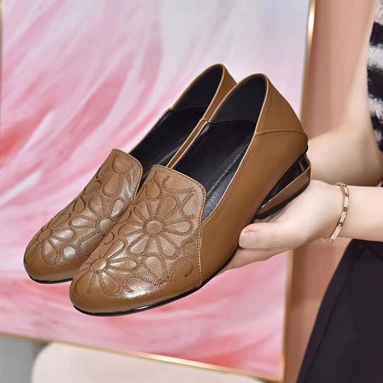 Damen nan elegante gepolsterte Lederloafer mit floral geprägter Oberfläche und mittelhohem Blockabsatz EB