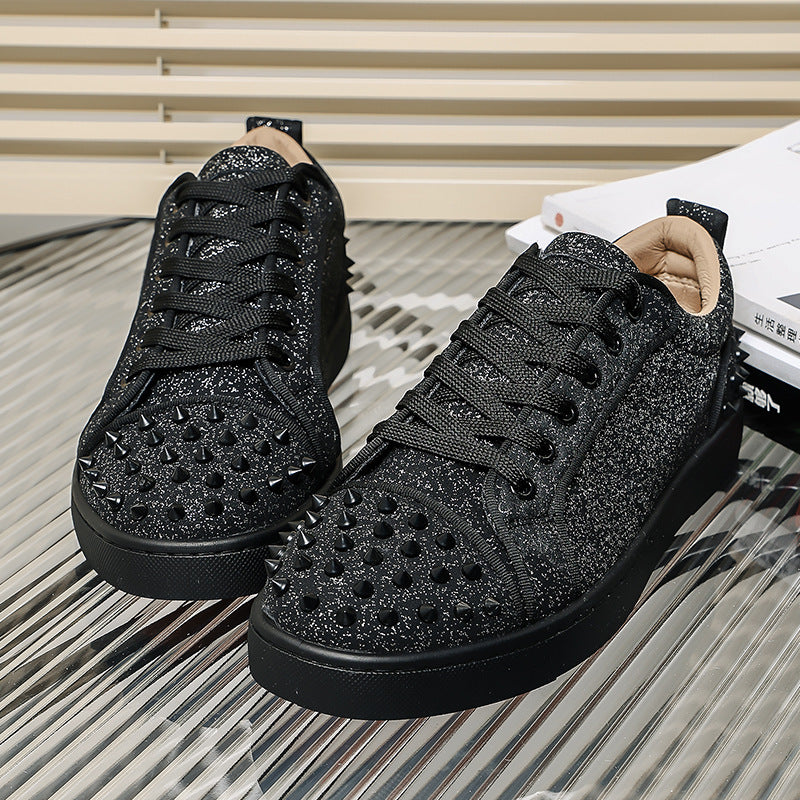 Damen glitzernder Low-Top Sneaker mit spitzem Nietenbesatz und gepolstertem Lederfutter EB