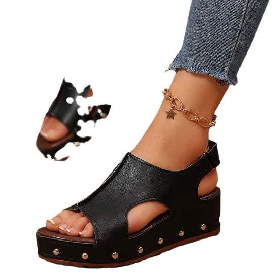 Damen Wedge-Sandaletten mit modischen Ausschnitten und eleganten Perlendetails EB