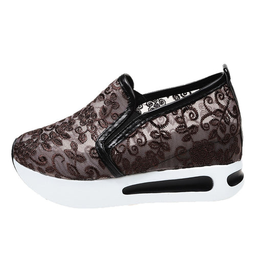 Damen Slip-On Sneakers mit romantischem Spitzen-Obermaterial EB