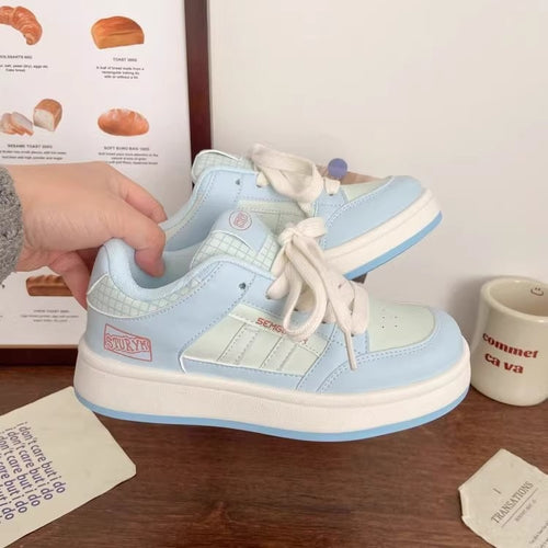 Damen Sportliche Plateau-Sneaker mit ausgeprägtem Schnürsystem und trendigem Design EB