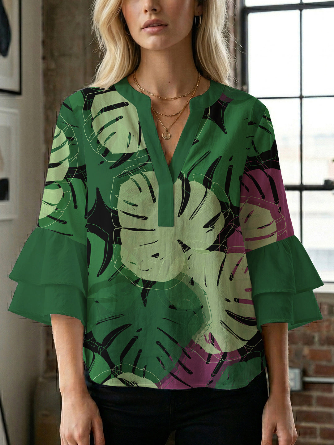 Damen Bluse mit voluminösen Flügelärmel und intensivem Blattmuster EB