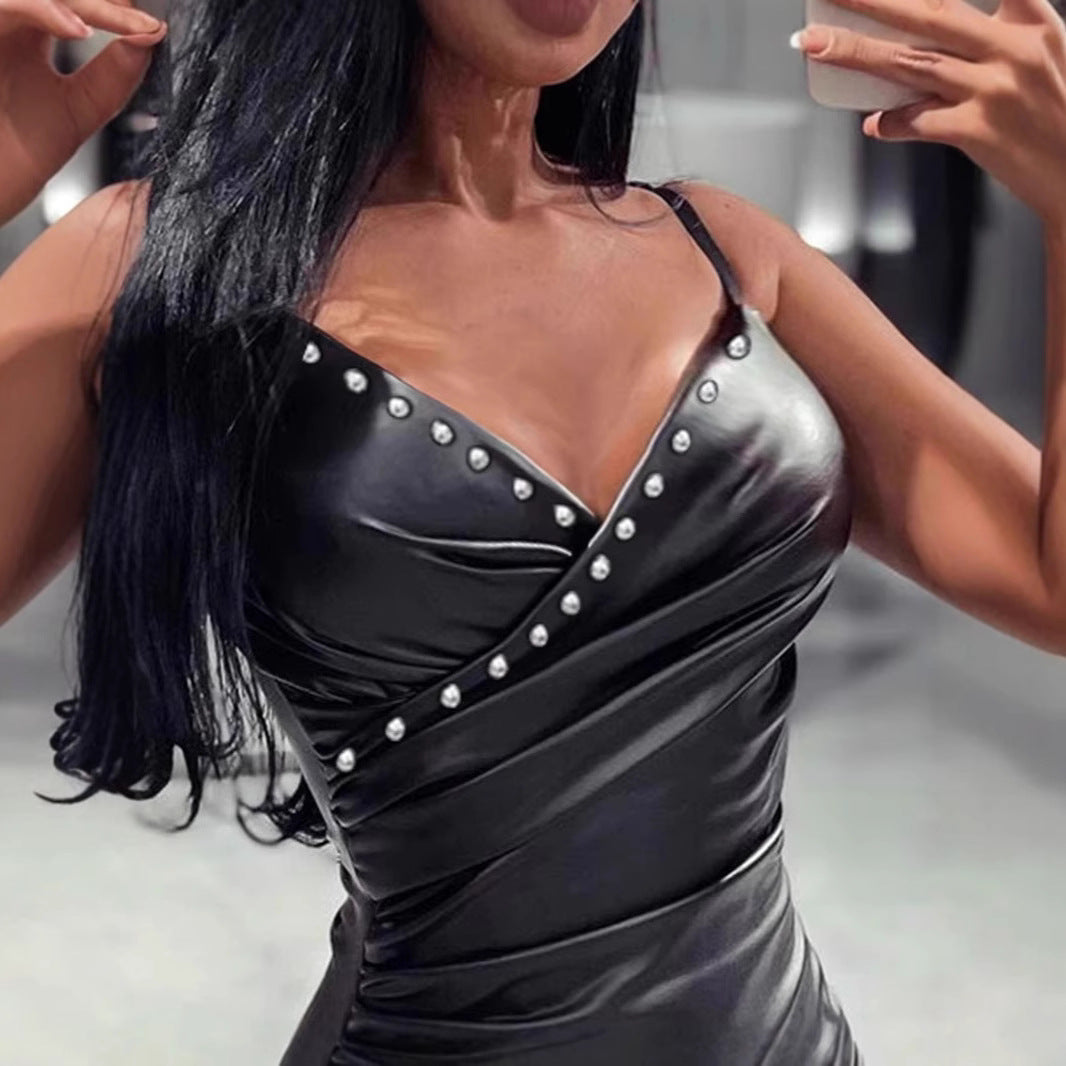 Damen Figurbetontes Kunstlederkleid mit Raffung und Schmuckdetails EB