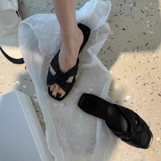Damen Elegante Riemensandalen mit modernen Faltendetails EB