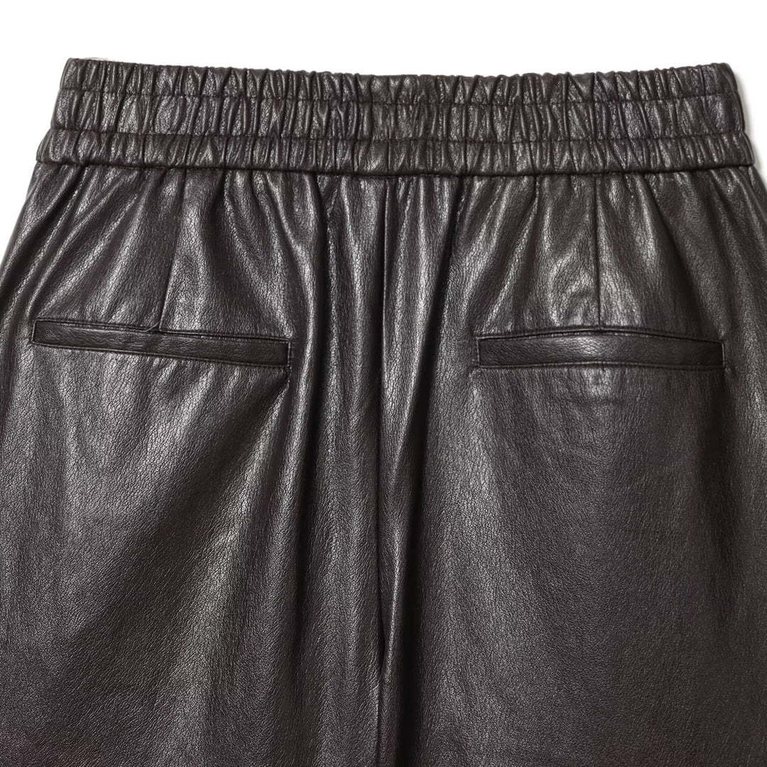 Damen Kunstleder Shorts mit elastischem Bund und modischen Details EB