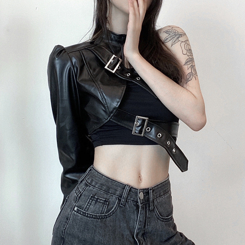 Damenmode-Oberteil aus Kunstleder mit asymmetrischem Design EB