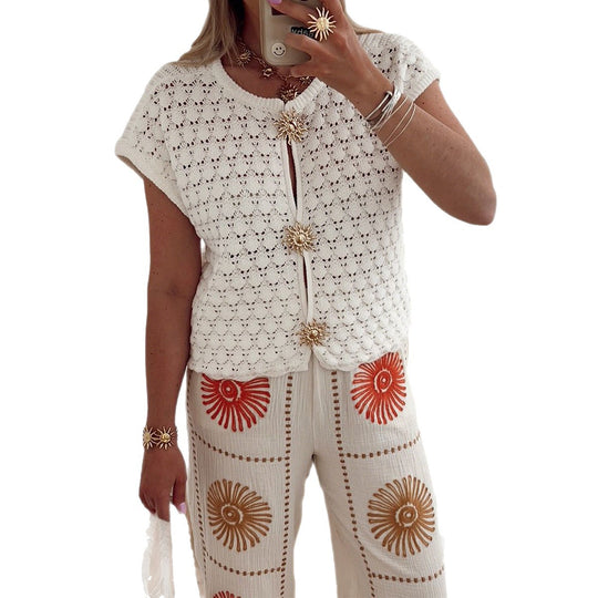 Damen Strickoberteil mit floralen Knöpfen und luftiger Verarbeitung EB