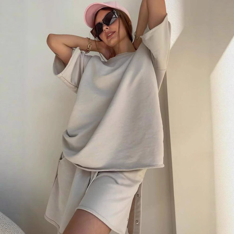 Damen lässiges Freizeitensemble mit oversized T-Shirt und bequemen Shorts EB