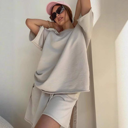Damen lässiges Freizeitensemble mit oversized T-Shirt und bequemen Shorts EB