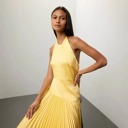 Damen Elegantes Maxi-Kleid mit fließendem Faltenrock und Halterneck-Design EB