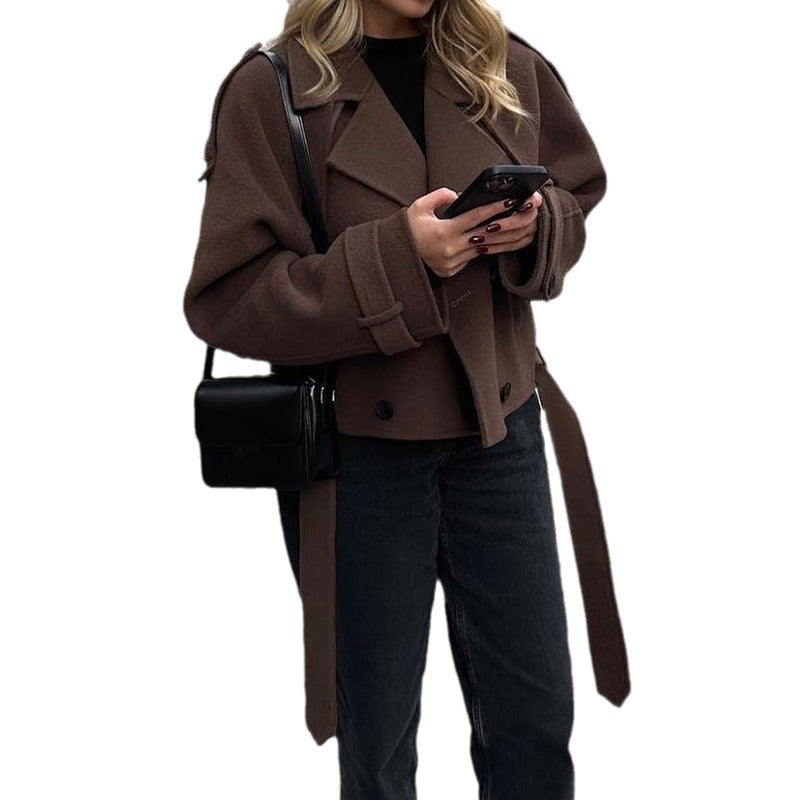 Damen Modischer Kurz-Trenchcoat mit großzügigen Klappentaschen und tailliertem Schnitt EB