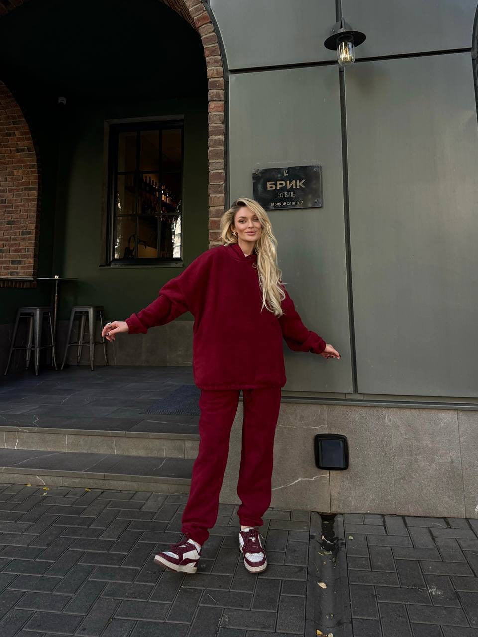 Damen kuscheliges Sweat-Set mit extralangem Kapuzenpullover, verdeckter Kängurutasche und schmal zulaufender Bündchenhose Eichborn Berlin