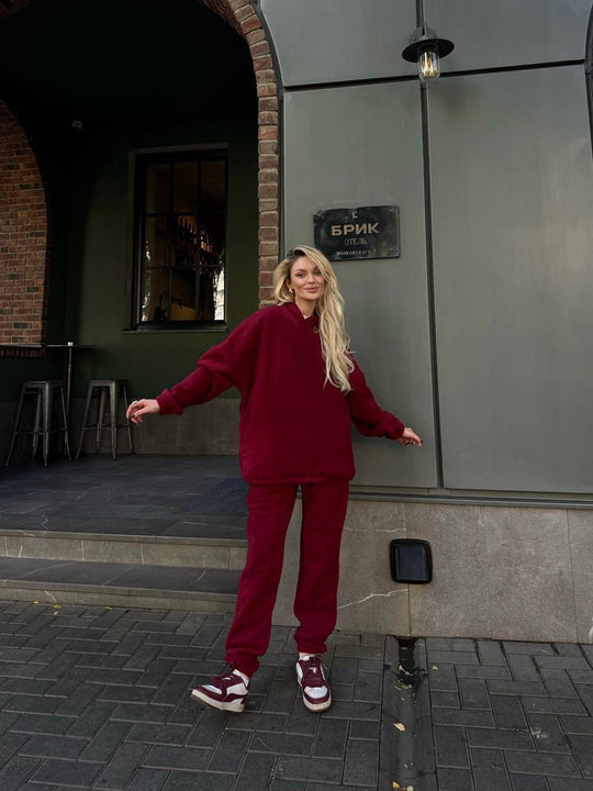 Damen kuscheliges Sweat-Set mit extralangem Kapuzenpullover, verdeckter Kängurutasche und schmal zulaufender Bündchenhose Eichborn Berlin