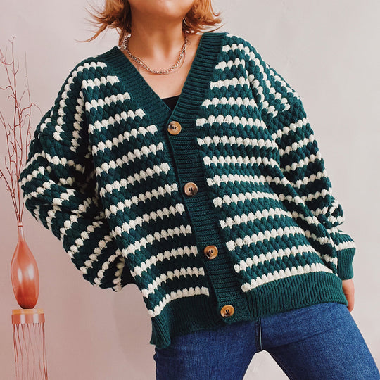 Damen Oversize Strickjacke im modischen Streifenlook mit Holzknopfdetails EB