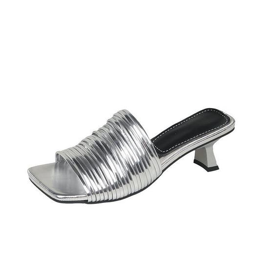 Damen-Mules mit glänzenden Riemen und elegantem Absatz EB