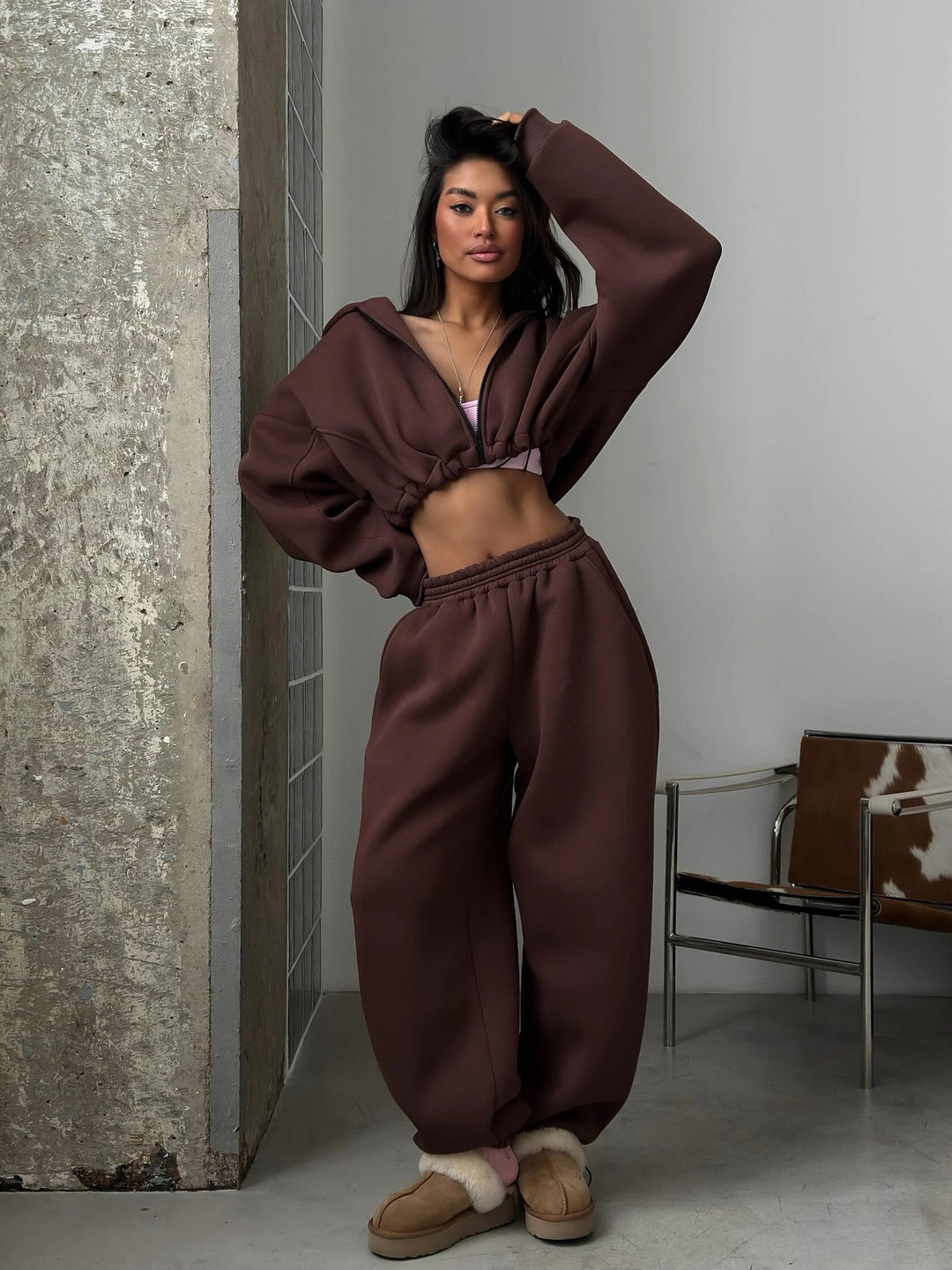 Damen kurzes Oversize-Scuba-Zip-Hoodie mit Tunnelzug und figurformender High-Waist-Jogginghose Eichborn Berlin