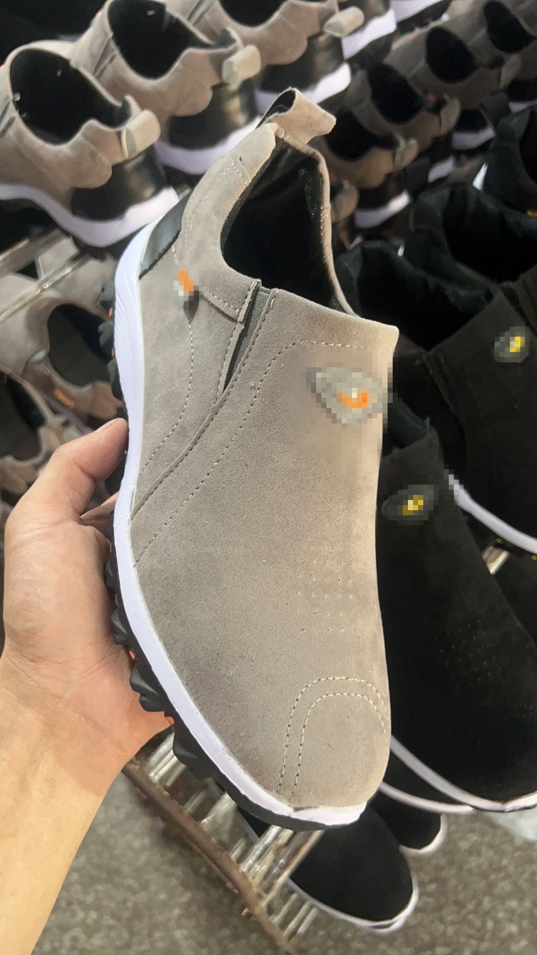 Damen Slip-On Sneaker aus Veloursimitat mit elastischen Seiteneinsätzen und profilierter Gummilaufsohle EB