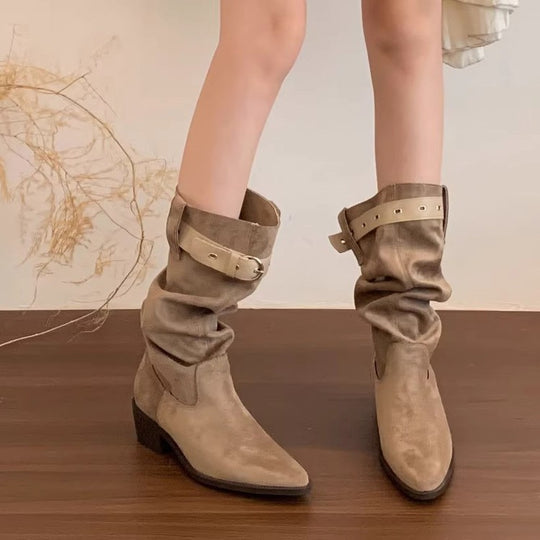 Damen Rustikale Wildleder-Stiefel mit modischem Falten-Design und verstellbarem Riemen EB
