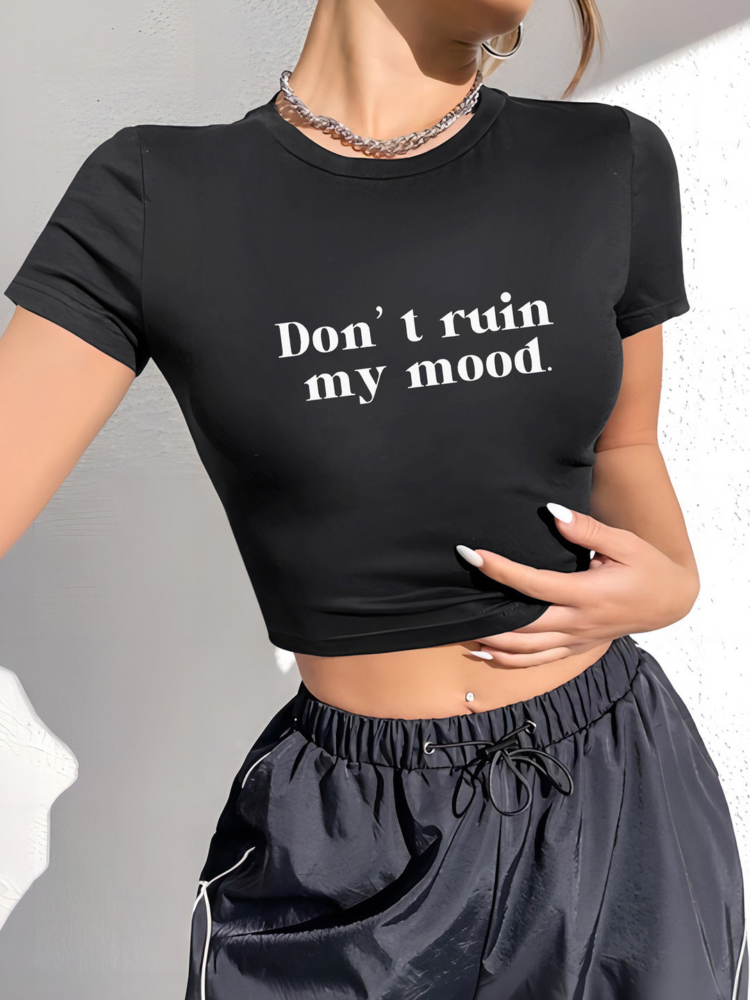 Damen Crop-T-Shirt mit modernem Grafiken-Aufdruck EB