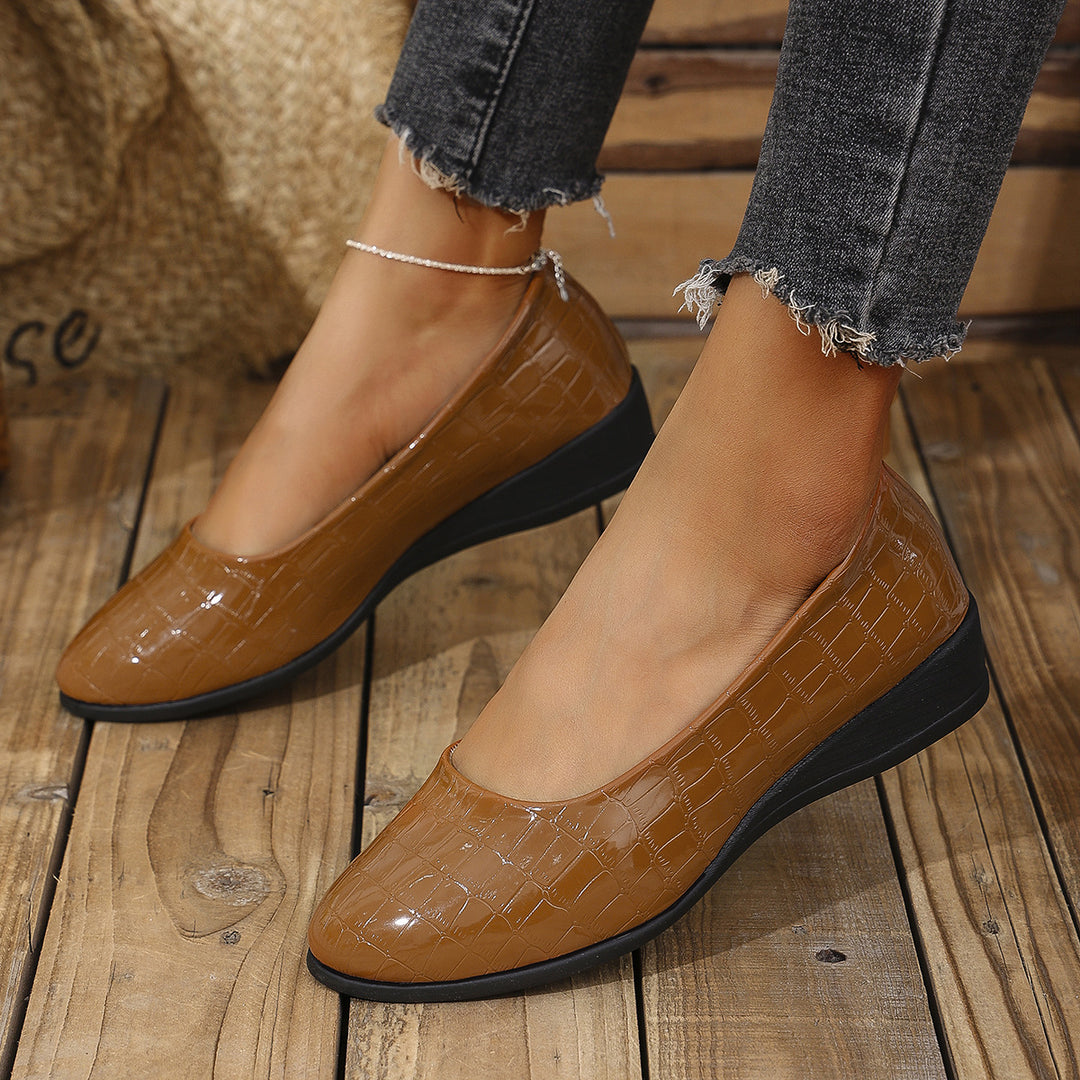 Damen  elegante Ballerina mit leichter Keilsohle und Krokoprägung EB