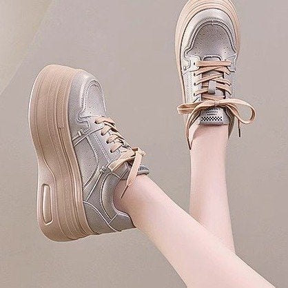 Damen Plateausneaker mit robustem Obermaterial und modischer Schnürung EB