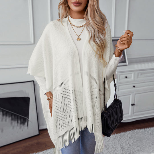 Damen eleganter Strickponcho mit fransigen Details und markantem Muster EB