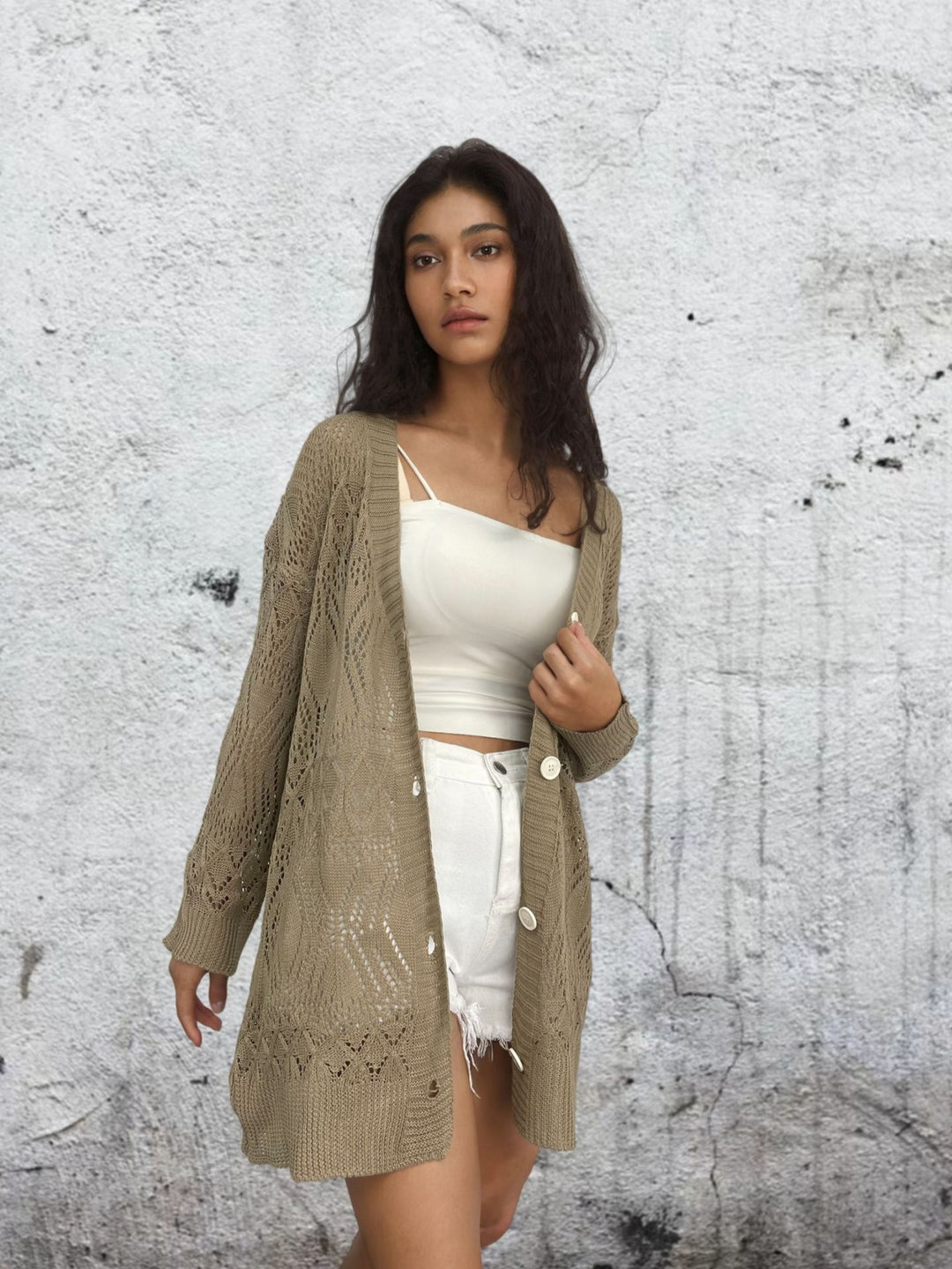 Damen Luftige Strickjacke mit filigranem Häkelmuster und Knopfdetails EB