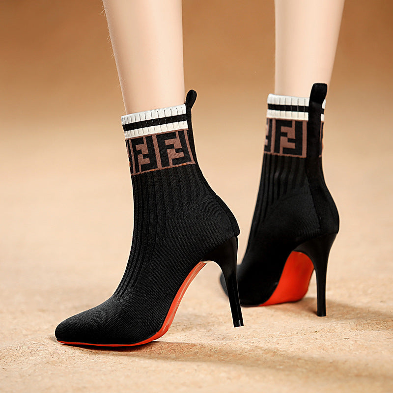 Damen Strumpfstiefel mit elegantem Absatz und markantem Logo-Design EB