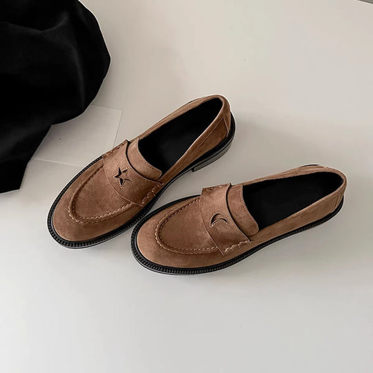 Damen Loafers aus hochwertigem Leder mit modischem Sternen-Detail und bequemer Sohle EB