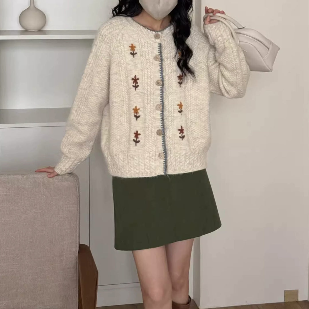 Damen Strickjacke mit floralem Design und hochwertigen Knopfdetails EB