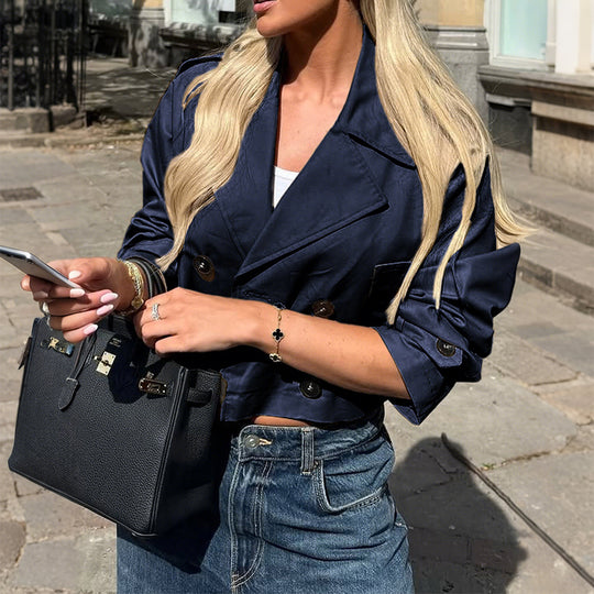 Damen nan kurzer Satin-Trench mit doppelreihiger Knopfleiste, aufgesetzten Pattentaschen und geknöpften Ärmelmanschetten EB