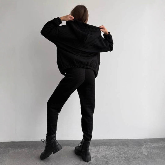 Damen gesteppter Quilt-Lounge-Zweiteiler aus Soft-Fleece mit Kapuzen-Zipjacke, High-Waist-Bundhose und Bustier-Top Eichborn Berlin