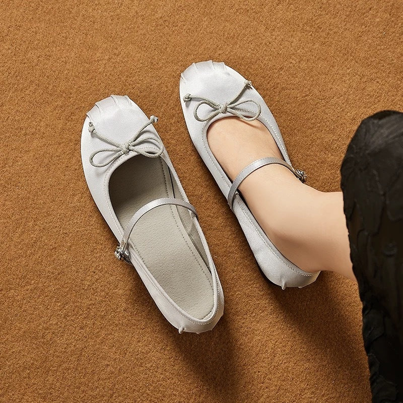 Damen Ballerinas mit verstellbarem Riemen und satinierter Oberfläche EB