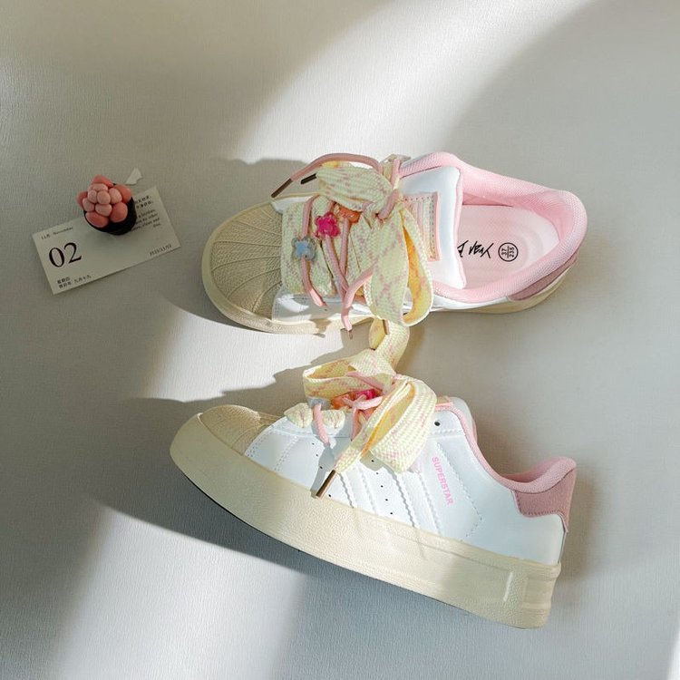 Damen Sneakers mit verspieltem Design und einzigartigen Schnürungen EB