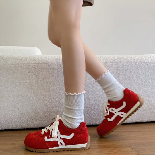 Damen sportive Sneakers aus hochwertigem Wildleder mit dekorativen Schnürdetails EB
