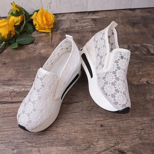 Damen Slip-On Sneakers mit romantischem Spitzen-Design und bequemer Sohle EB