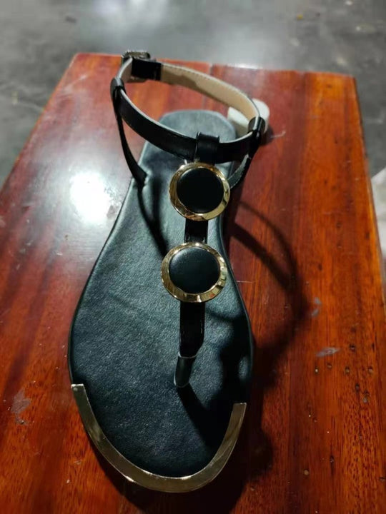 Damen nan elegante T-Steg-Sandale mit mehrteiliger Medaillon-Applikation und verstellbarem Knöchelriemen EB