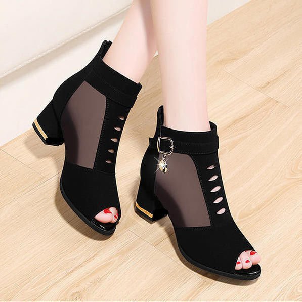 Damen nan Peep-Toe Stiefelette mit transparenten Mesh-Einsätzen, Cut-Out-Details, Zier-Schnalle und mittlerem Blockabsatz EB