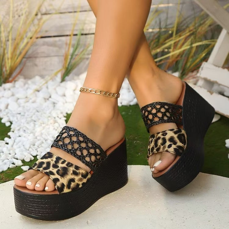 Damen Wedge-Sandaletten mit geflochtenem Design und modischen Leodetails EB