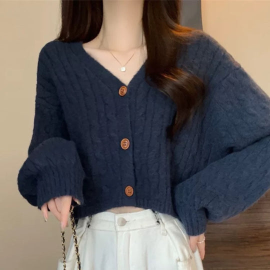 Damen Modischer kurz geschnittener Strick-Cardigan mit Zopfmuster und Knopfdetail EB