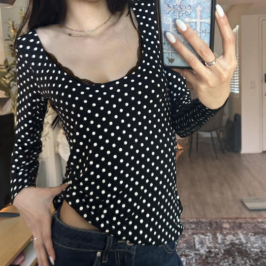 Damen nan figurbetontes Punktmuster‑Longsleeve mit Spitzenrand und dezentem Raffungseinsatz EB