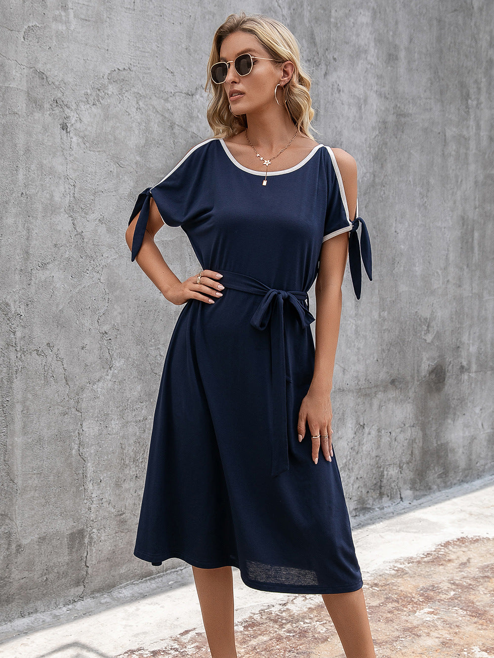 Damen lässiges Midikleid mit taillierbarem Gürtel und Schleifendetails EB