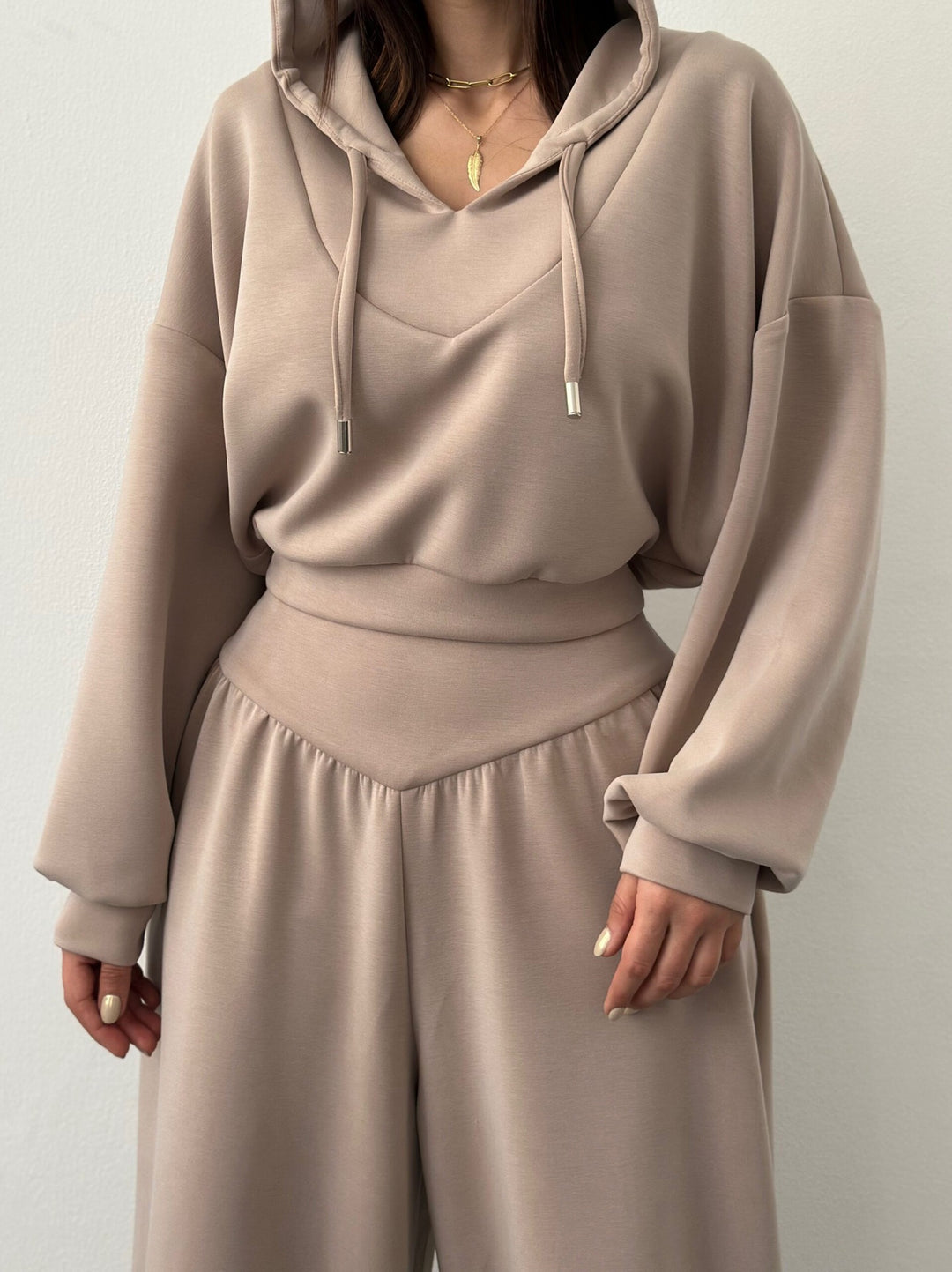 Damen nan luxuriöses Freizeitset Kapuzenpullover mit V-Ausschnittdetail und Culotte mit hoher Taille EB