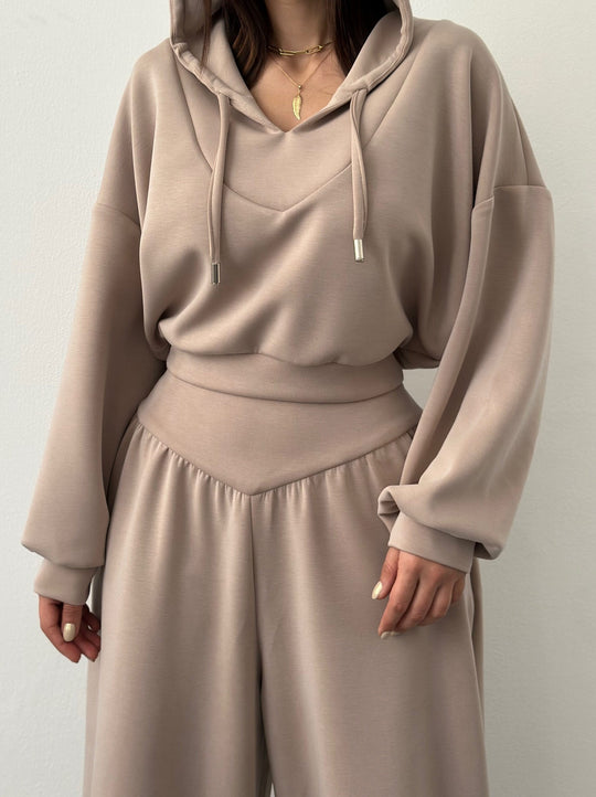 Damen nan luxuriöses Freizeitset Kapuzenpullover mit V-Ausschnittdetail und Culotte mit hoher Taille EB