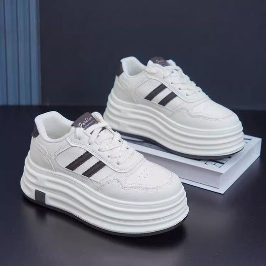 Damen Sportliche Plateau-Sneaker mit individuell gestalteter Profilsohle EB