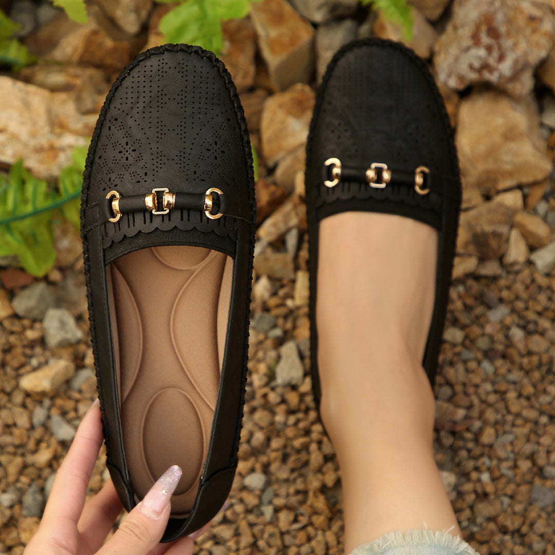 Damen  perforierte Komfort-Loafer mit goldfarbener Zierschnalle, gewelltem Vorderblatt und konturierter Memory-Innensohle EB
