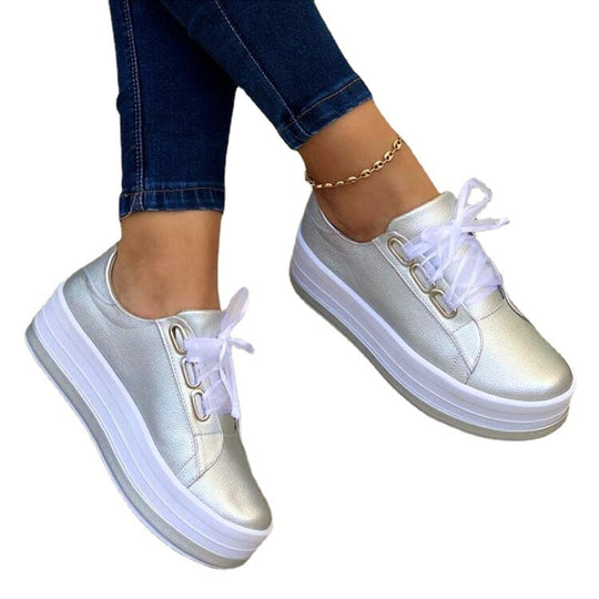 Damen Sportliche Plateausneaker mit glänzendem Obermaterial und bequemem Schnürsystem EB