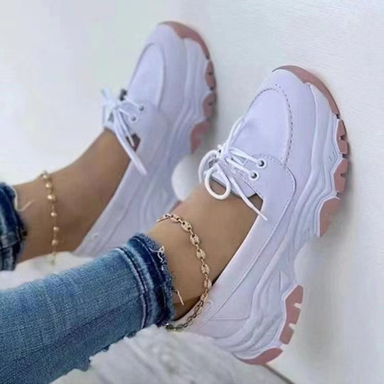 Damen Chunky-Plateau-Sneaker mit perforiertem Velours, gepolstertem Komfortfußbett und Metallic-Fersenaufbau EB